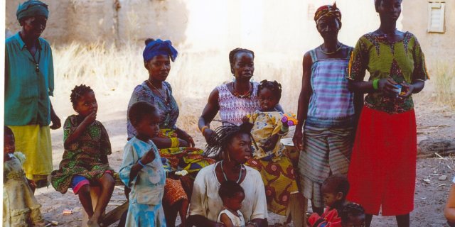 Un gruppo di donne in un villaggio