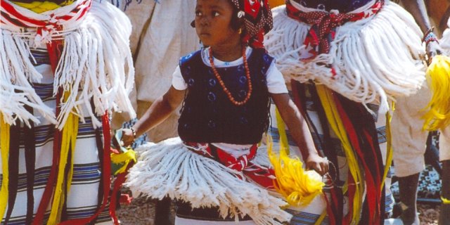 Una bambina burkinabè con i vestiti tradizionali
