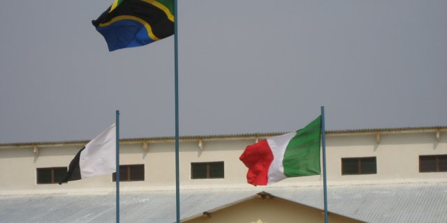Le bandiere che simbolicamente sventolano durante la cerimonia di inaugurazione