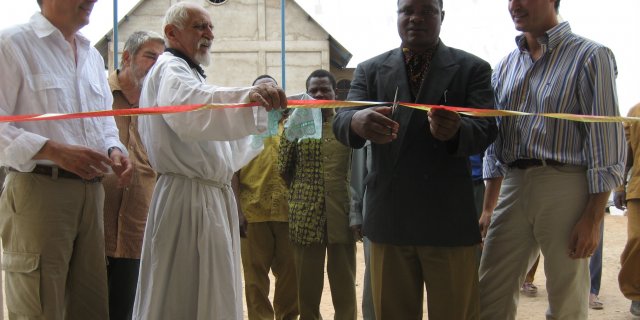 Il taglio del nastro durante la cerimonia di inaugurazione