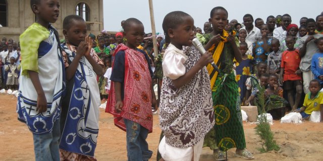 La simpatica partecipazione dei bambini di Mkoka con i loro balli e canti