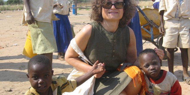 Maria Pia con due bambini del villaggio di Mkoka