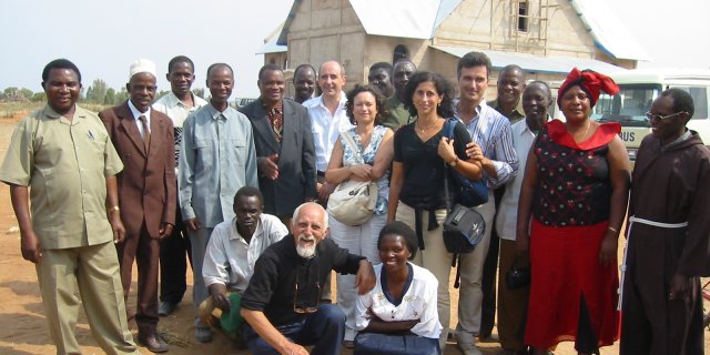 Foto di gruppo con alcune autorità locali