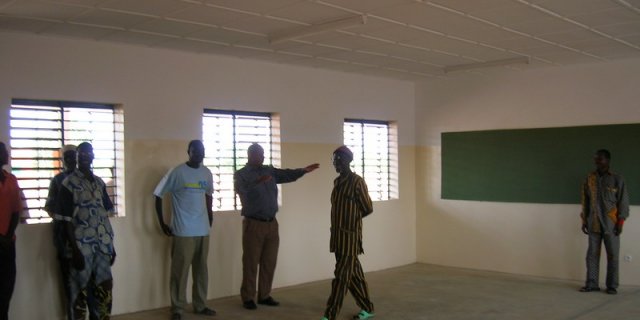 Una fase del collaudo della struttura alla presenza dell'ispettore scolastico e dell'ingegnere statale