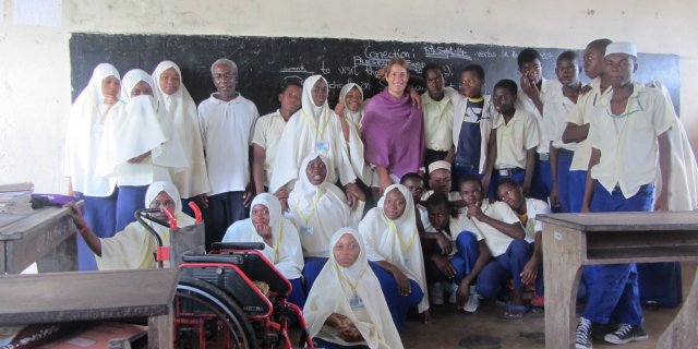 Daria con gli studenti della scuola media di Uroa