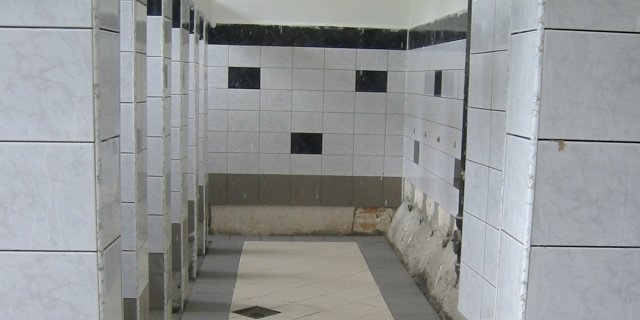 Uno dei bagni fotografati durante i lavori