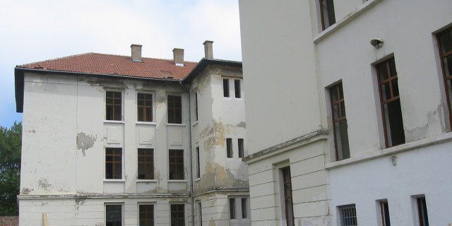 Vista esterna dell'edificio con i nuovi infissi in corso di montaggio
