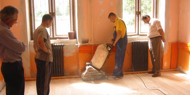 Fasi di levigatura dei pavimenti delle aule