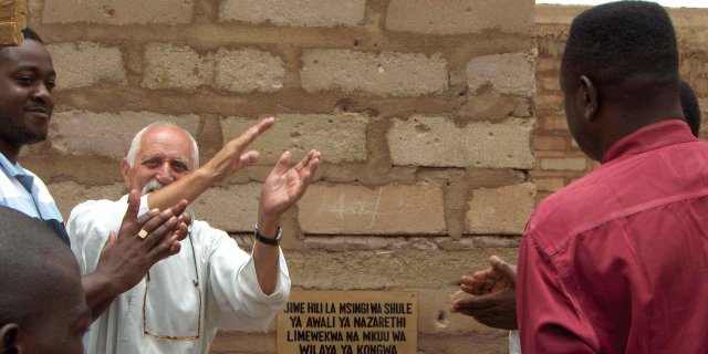 Padre Egidio durante la posa della targa dell'asilo