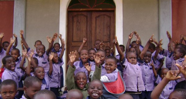 I bambini davanti l'asilo di Mkoka