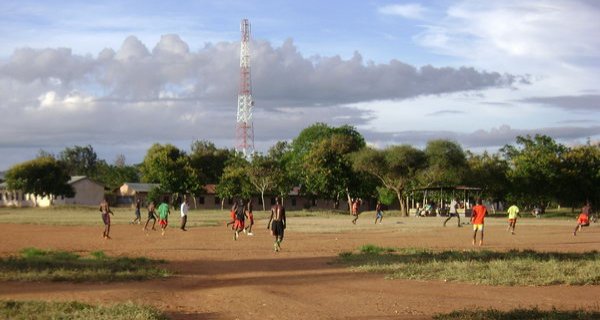 I ragazzi giocano a calcio nel campo adiacente la scuola
