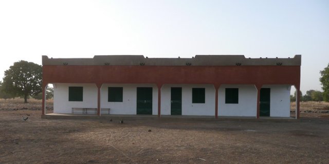 ufficio della cooperativa agricola e ambulatorio medico.