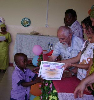 Baba Egidio consegna un diploma