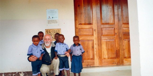 Padre Egidio è il responsabile delle adozioni a distanza
